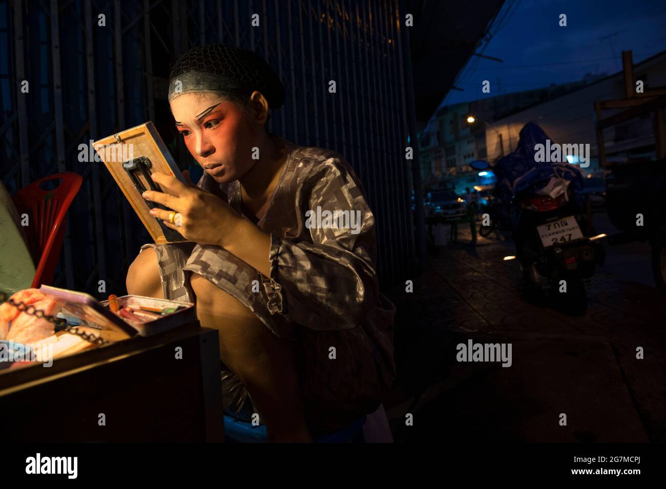 Darsteller der งิ้วซิงตง 新中正順香 Teochew Sing Tong Chinese Opera bereiten sich auf eine Aufführung in Bangkoks Chinatown vor. Stockfoto