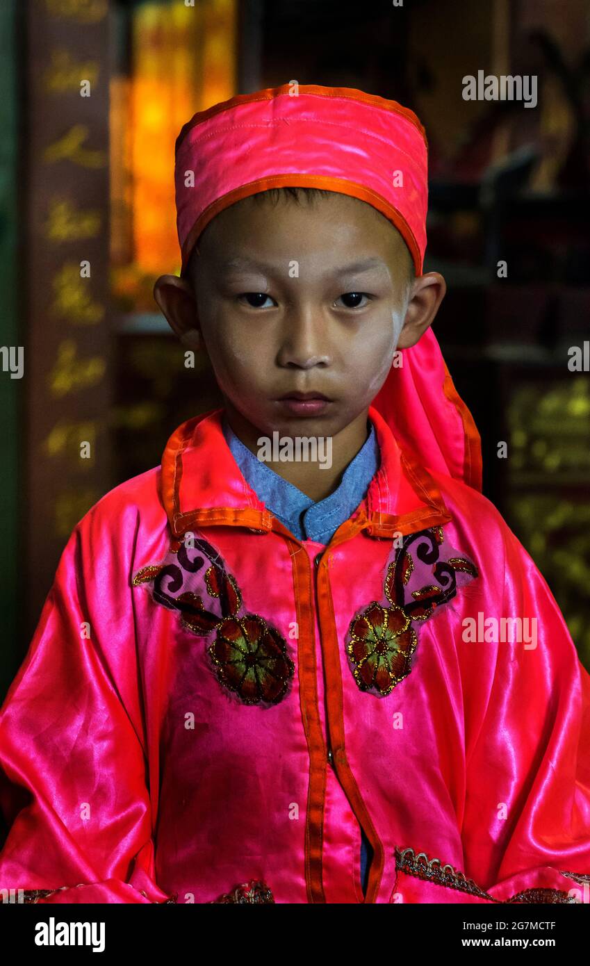 Ein junger Mann der chinesischen Operntruppe Lao Gheg Lao Cung (老玉楼春) bereitet sich auf eine Abendvorstellung mit Familie und Freunden im Chao Por vor Stockfoto