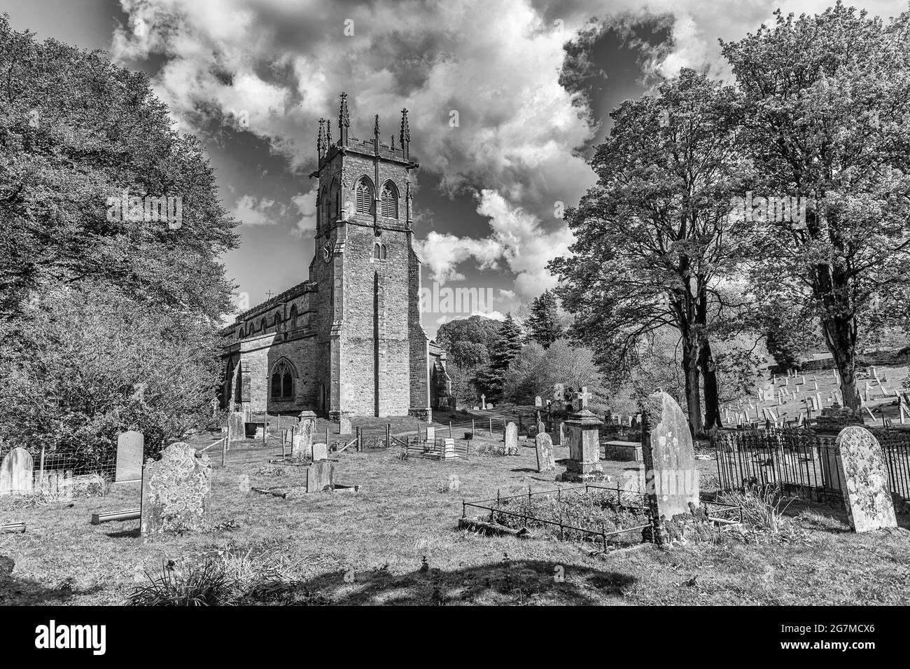 Das Bild zeigt die Kirche St. Andrew's aus dem 12. Jahrhundert im Yorkshire Dales Dorf Aysgarth, das für seine Wasserfälle berühmt ist Stockfoto