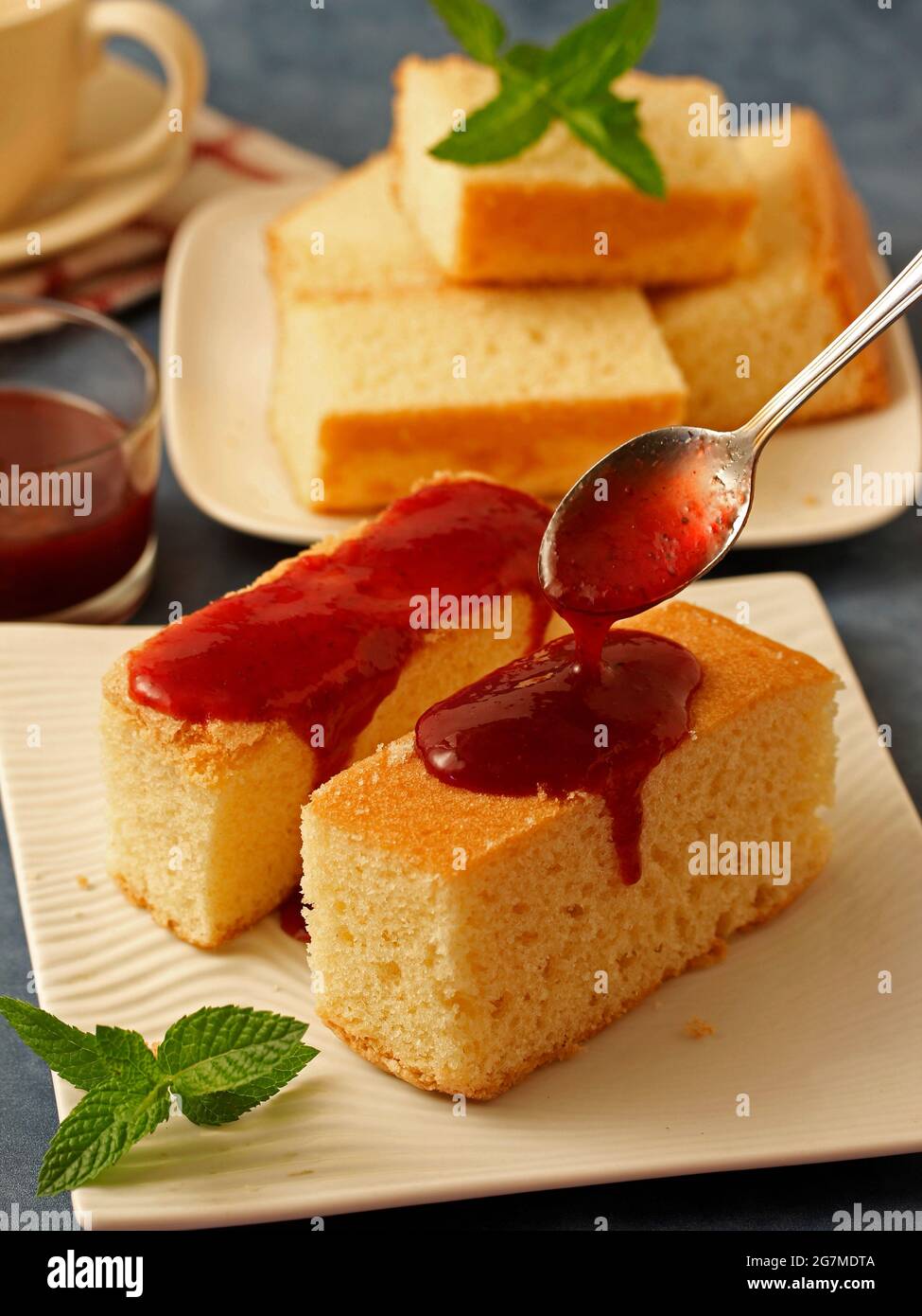 Biskuitkuchen mit Erdbeermarmelade. Stockfoto