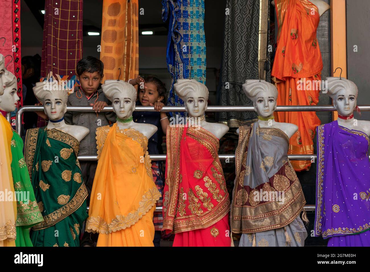 Saree-Geschäft in der Nähe von Bhuj, Gujarat Stockfoto