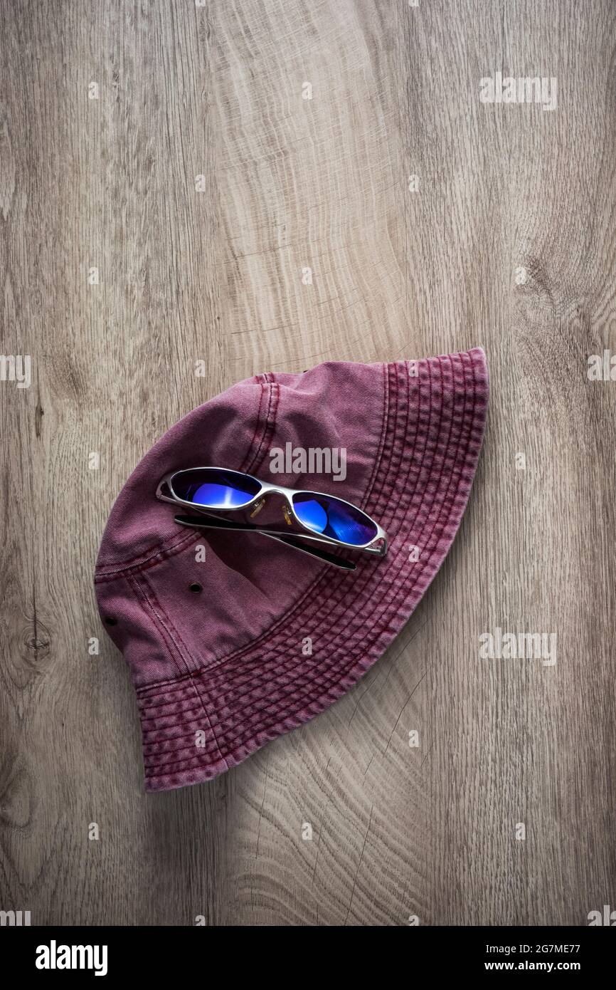 Hut aus roter Baumwolle mit Sonnenbrille. Stockfoto