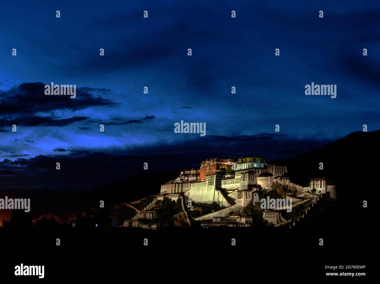 Der Potala-Palast, Stammsitz der Dalai Lamas, der spirituellen Führer Tibets, in der Abenddämmerung. Stockfoto