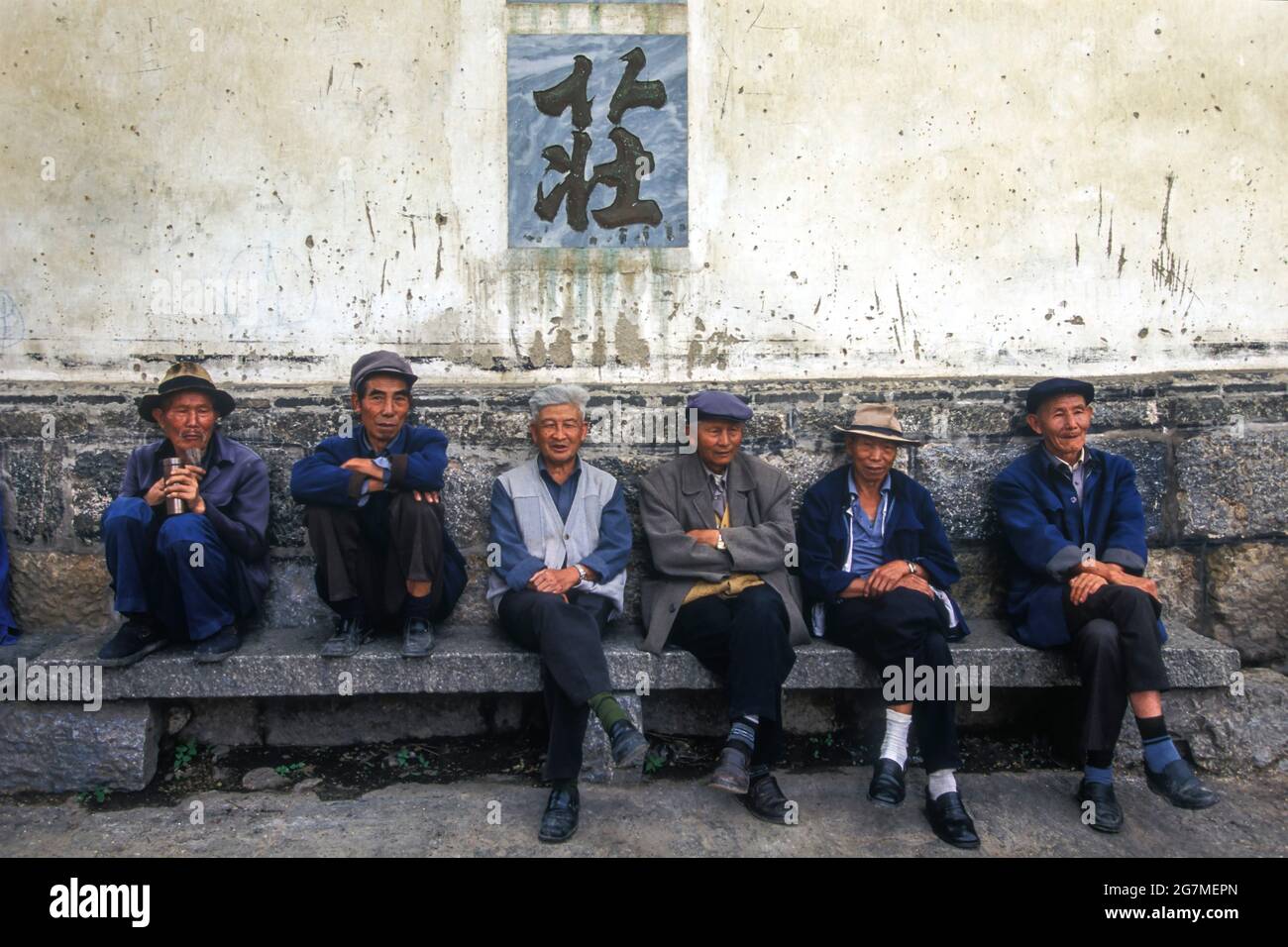 Die Naxi aus Lijiang kleiden sich traditionell in Blau, Lijiang, Yunnan. Stockfoto