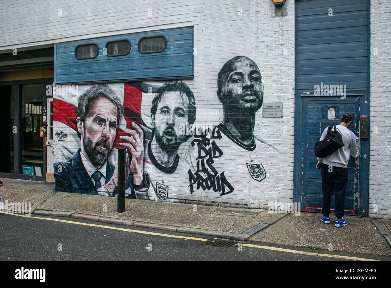 LONDON 15 Juli 2021 . In Essig Yard in der Nähe der London Bridge wurde ein Wandgemälde vom städtischen Straßenkünstler MurWalls enthüllt, das vom Bürgermeister Sadiq Khan in Auftrag gegeben wurde. Das Wandbild zeigt ein Bild von Manager Gareth Southgate, Kapitän Harry Kane und Raheem Sterling neben dem Slogan „You did US stolze“ und würdigt die Erfolge der englischen Fußballmannschaft beim Erreichen des Finales der Fußball-Europameisterschaft 2020. Credit amer Ghazzal/Alamy Live News Stockfoto