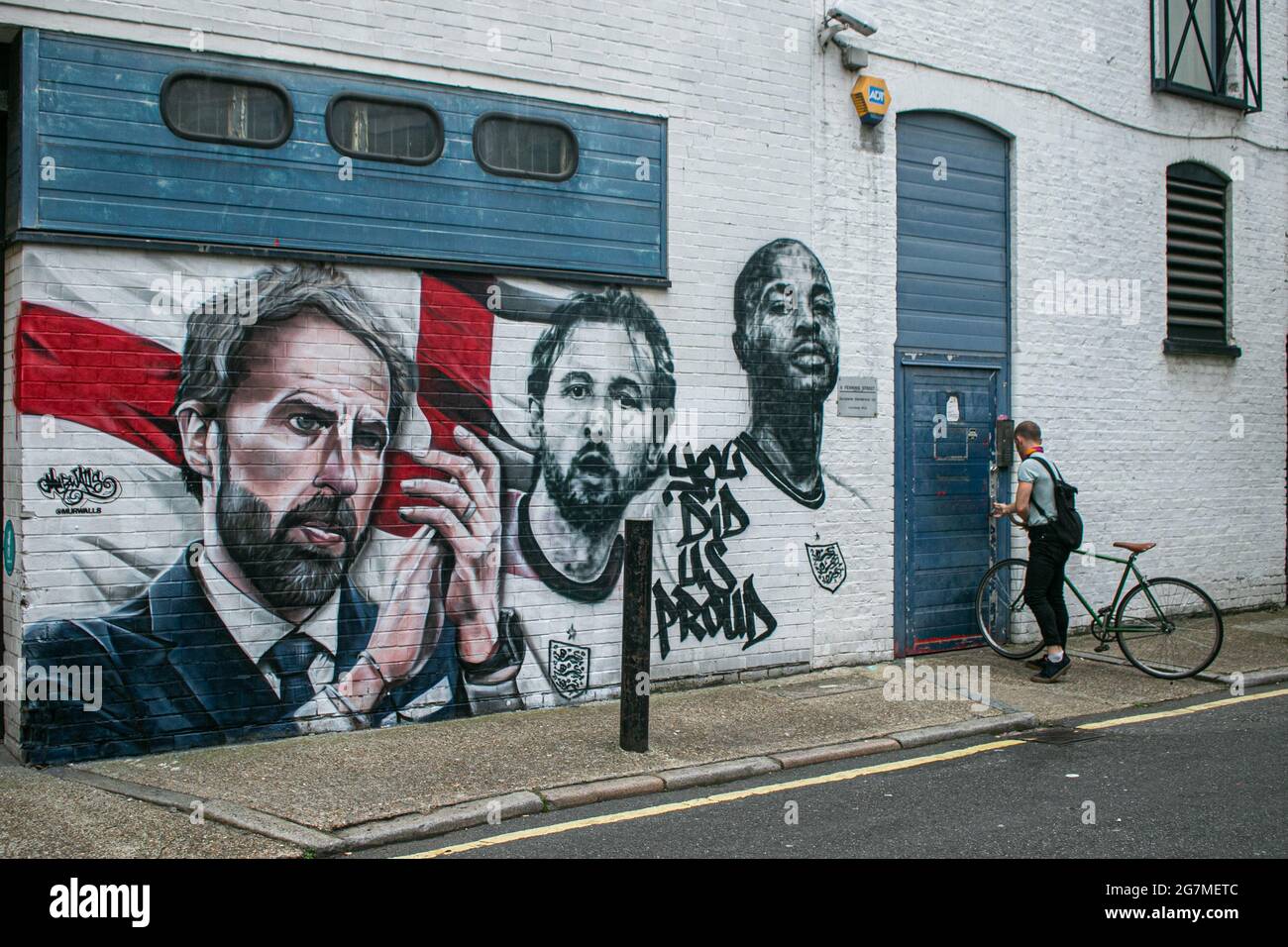 LONDON 15 Juli 2021 . In Essig Yard in der Nähe der London Bridge wurde ein Wandgemälde vom städtischen Straßenkünstler MurWalls enthüllt, das vom Bürgermeister Sadiq Khan in Auftrag gegeben wurde. Das Wandbild zeigt ein Bild von Manager Gareth Southgate, Kapitän Harry Kane und Raheem Sterling neben dem Slogan „You did US stolze“ und würdigt die Erfolge der englischen Fußballmannschaft beim Erreichen des Finales der Fußball-Europameisterschaft 2020. Credit amer Ghazzal/Alamy Live News Stockfoto