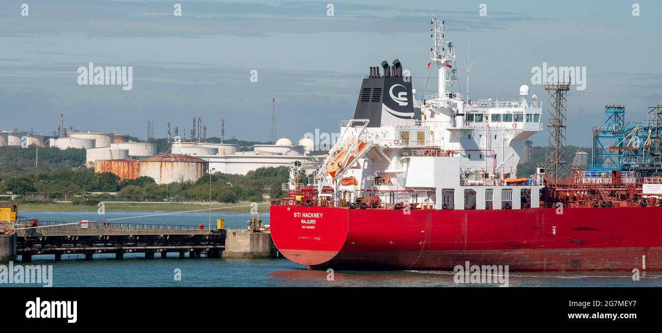 Fawley, Southampton, Großbritannien. 2021. Öl- und Chemietanker verladen Fracht auf einem Anlegesteg in der Raffinerie Fawley, Southampton, Großbritannien Stockfoto