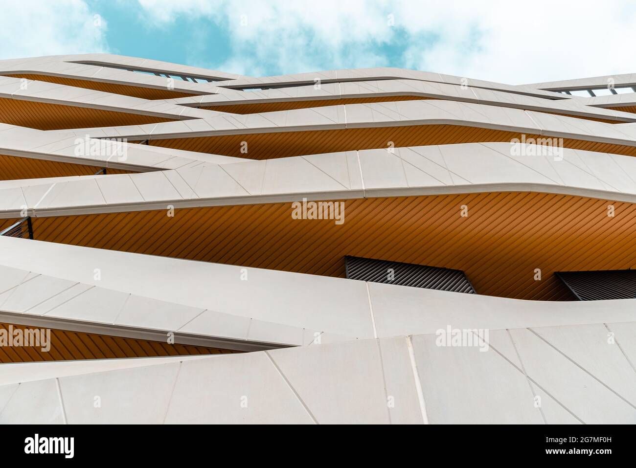 Madrid, Spanien - 7. März 2021: Neues luxuriöses Wohngebäude mit durchgehenden Betonfertigterrassen. Mendez Alvaro Stockfoto