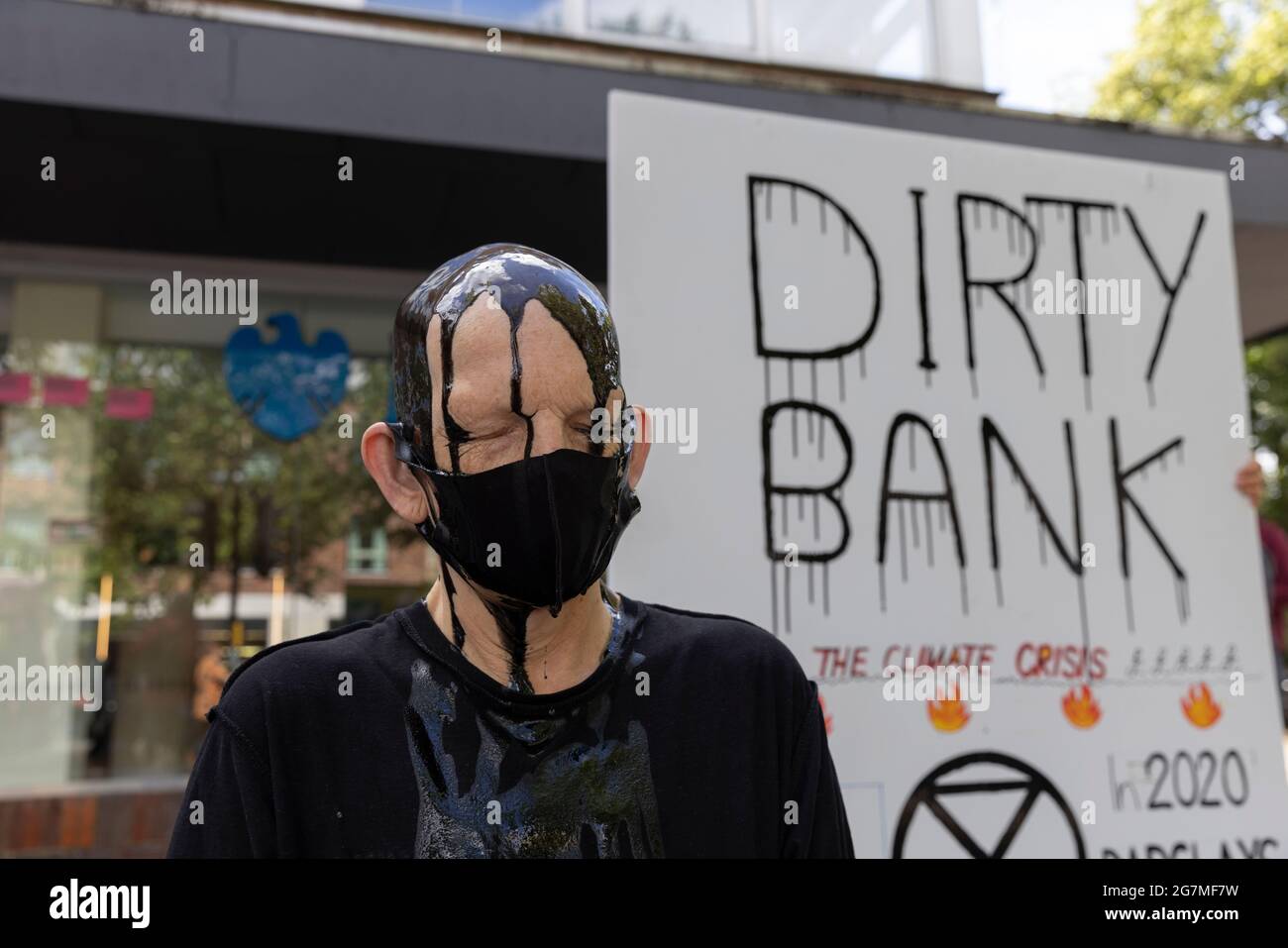 Klimademonstranten vor einer Barclays Bank demonstrieren gegen die finanziellen Investitionen der Banken in fossile Brennstoffe, St. Albans, Hertfordshire, England, Großbritannien Stockfoto