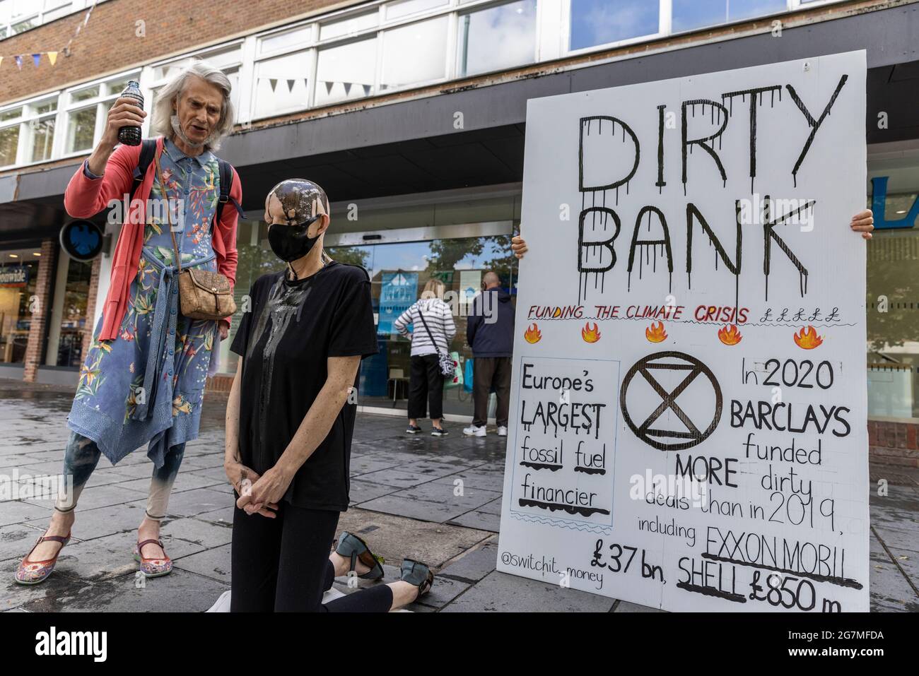 Klimademonstranten vor einer Barclays Bank demonstrieren gegen die finanziellen Investitionen der Banken in fossile Brennstoffe, St. Albans, Hertfordshire, England, Großbritannien Stockfoto