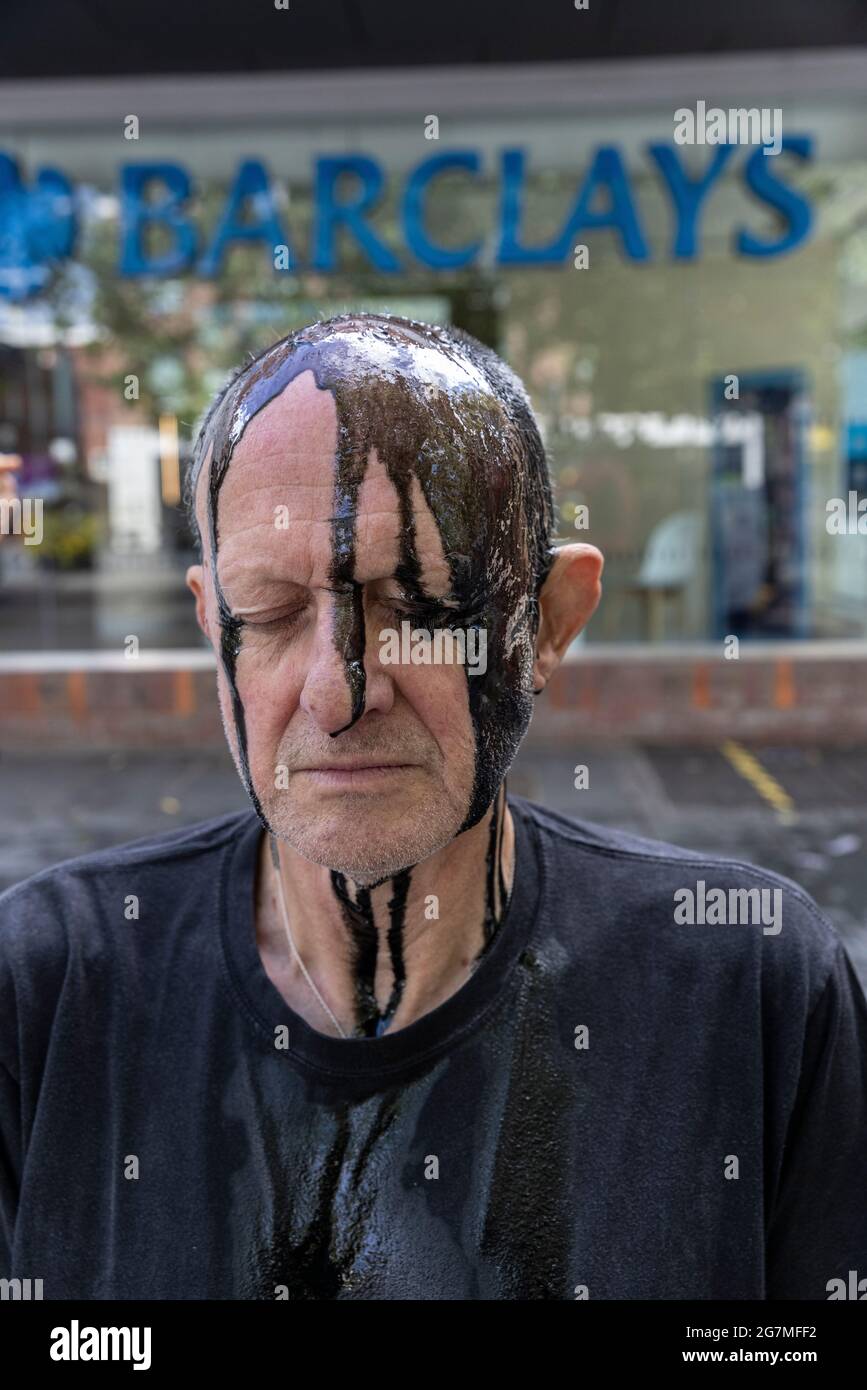 Klimademonstranten vor einer Barclays Bank demonstrieren gegen die finanziellen Investitionen der Banken in fossile Brennstoffe, St. Albans, Hertfordshire, England, Großbritannien Stockfoto