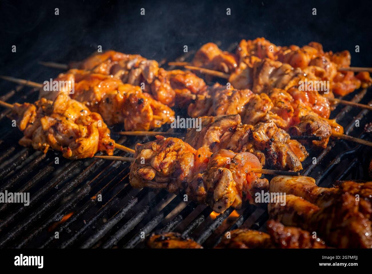 Hühnchen-Kebabs kochen auf einem Grill. Stockfoto