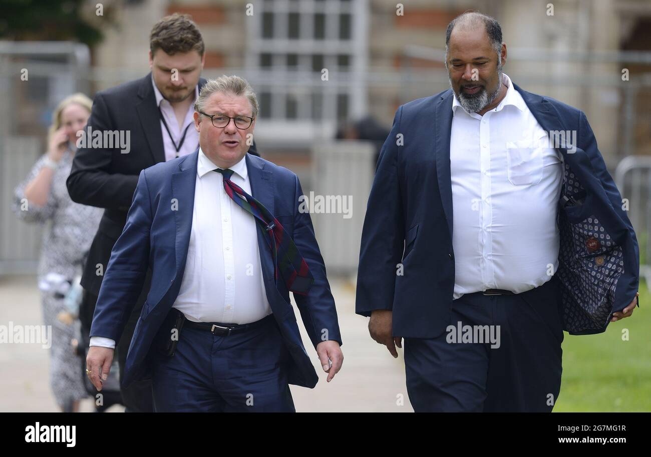 Der Abgeordnete Mark Francois (Con: Rayleigh und Wickford) und David Kurten (Vorsitzender: Heritage Party, ehemaliges Mitglied der Londoner Versammlung, ex UKIP) gehen durch das College Stockfoto