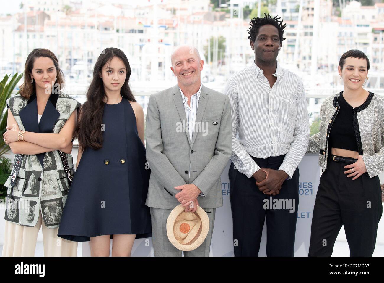 Cannes, Frankreich, 15. Juli 2020. Noemie Merlant, Lucie Zhang, Regisseur Jacques Audiard, Makita Samba und Jehnny Beth nehmen am 14. Juli 2021 an den Les Olympiades (13. Bezirk von Paris) im Rahmen der 74. Jährlichen Filmfestspiele in Cannes, Frankreich, Teil. Foto von David Niviere/ABACAPRESS.COM Quelle: Abaca Press/Alamy Live News Stockfoto