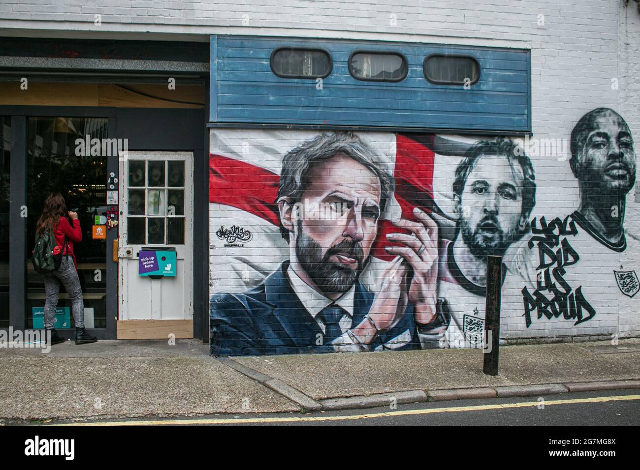 LONDON 15 Juli 2021 . In Essig Yard in der Nähe der London Bridge wurde ein Wandgemälde vom städtischen Straßenkünstler MurWalls enthüllt, das vom Bürgermeister Sadiq Khan in Auftrag gegeben wurde. Das Wandbild zeigt ein Bild von Manager Gareth Southgate, Kapitän Harry Kane und Raheem Sterling neben dem Slogan „You did US stolze“ und würdigt die Erfolge der englischen Fußballmannschaft beim Erreichen des Finales der Fußball-Europameisterschaft 2020. Credit amer Ghazzal/Alamy Live News Stockfoto