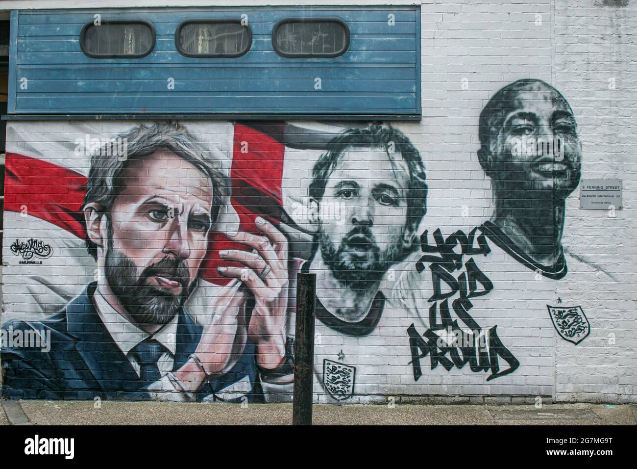 LONDON 15 Juli 2021 . In Essig Yard in der Nähe der London Bridge wurde ein Wandgemälde vom städtischen Straßenkünstler MurWalls enthüllt, das vom Bürgermeister Sadiq Khan in Auftrag gegeben wurde. Das Wandbild zeigt ein Bild von Manager Gareth Southgate, Kapitän Harry Kane und Raheem Sterling neben dem Slogan „You did US stolze“ und würdigt die Erfolge der englischen Fußballmannschaft beim Erreichen des Finales der Fußball-Europameisterschaft 2020. Credit amer Ghazzal/Alamy Live News Stockfoto