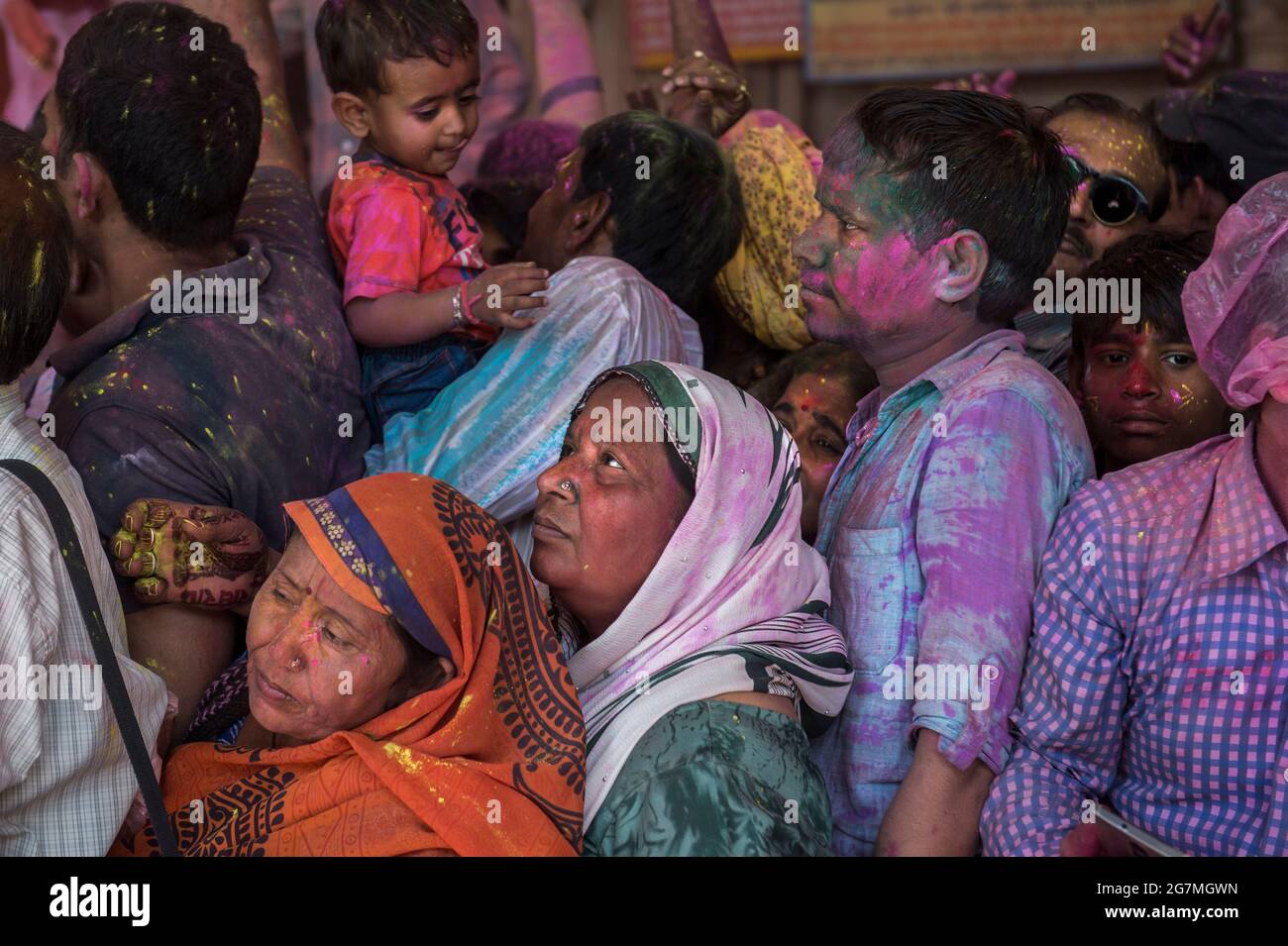 Nachtschwärmer versammeln sich am Shriji Tempel (Laadli Sarkar Mahal), in Barsanawährend Lathmar Holi, beschmiert mit farbigem Pulver. Es wird während eines vollen Mo gehalten Stockfoto