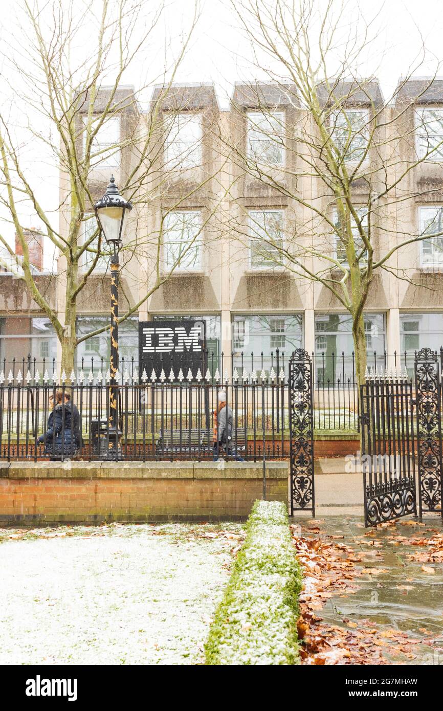 Zeigt das Büro Leicester IBM im Hintergrund, mit Geländern und einem alten goldfarbenen Tor. Hecken und Menschen, die zum Lower New Walk hinüber laufen. Stockfoto