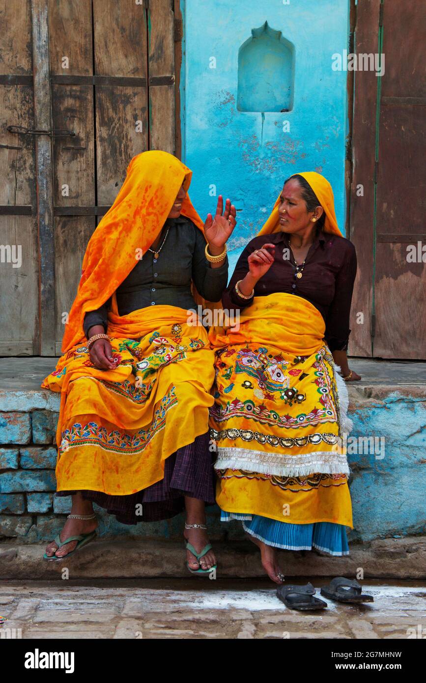 Die Frauen von Nangdaon tragen während ihres jährlichen Holi-Tages lokal gestickte Sarees. Männer von Barsan überfallen die Stadt, während sie mit farbigen Wa angegriffen werden Stockfoto