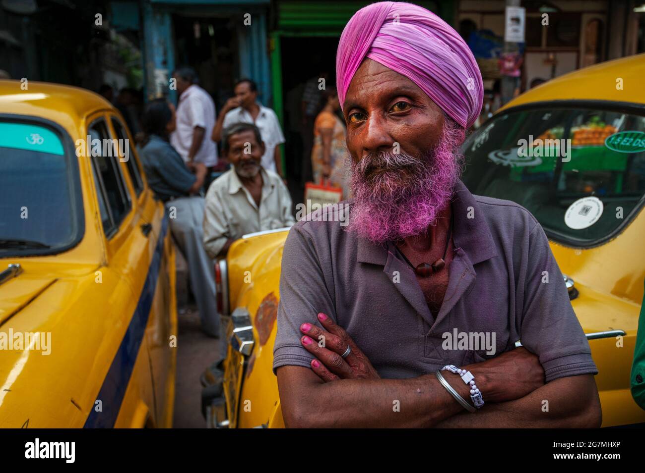 Ein gelber Taxifahrer während Holi. Stockfoto