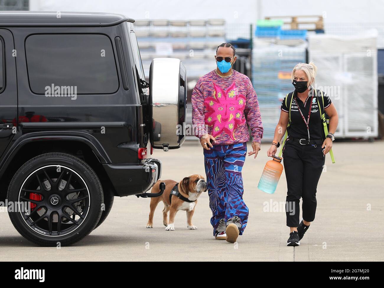 Mercedes Lewis Hamilton und Hund Roscoe mit Performance-Coach Angela Cullen  kommen vor dem Grand Prix von Großbritannien in Silverstone, Towcester, am  Fahrerlager an. Bilddatum: Donnerstag, 15. Juli 2021 Stockfotografie - Alamy