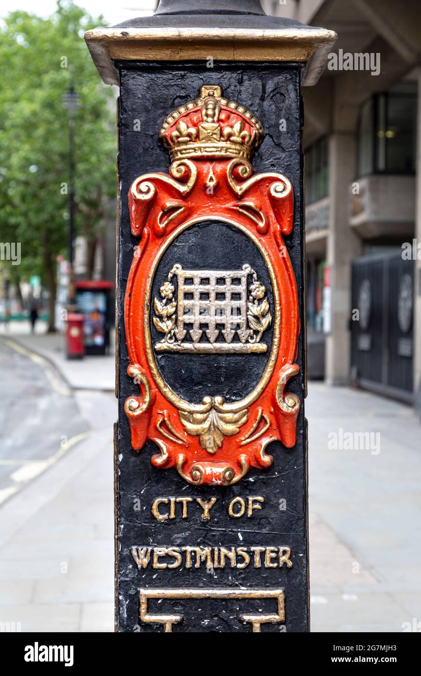 Dekorative gusseiserne City of Westminster Lampenstütze in Strand, Tample, London, Großbritannien Stockfoto