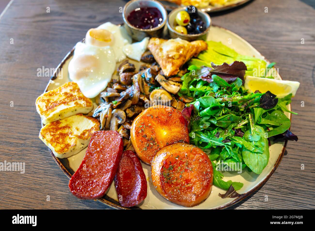 Türkisches Frühstück im Gokyuzu Restaurant in Green Lanes, London, Großbritannien Stockfoto
