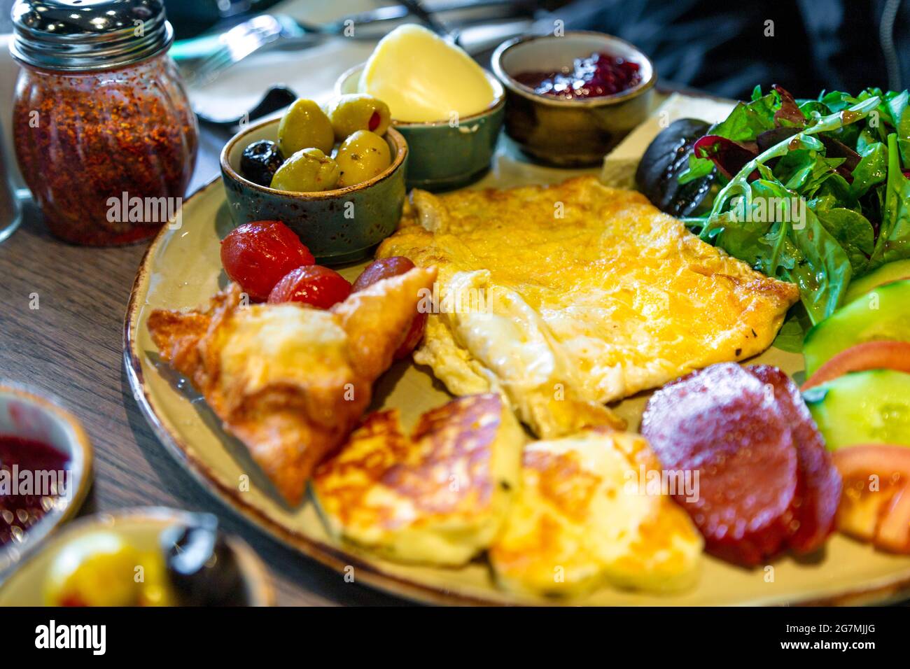 Türkisches Frühstück im Gokyuzu Restaurant in Green Lanes, London, Großbritannien Stockfoto