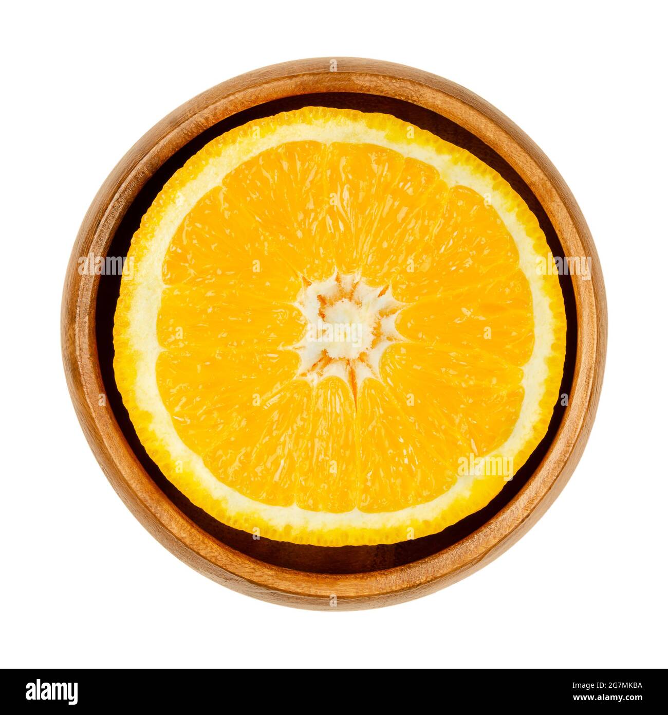 Orangefarbene Hälfte, in einer Holzschale. Querschnitt einer Valencia Orange. Reife und süße Frucht mit gelbem, saftigem Fruchtfleisch und dickem Fell. Stockfoto
