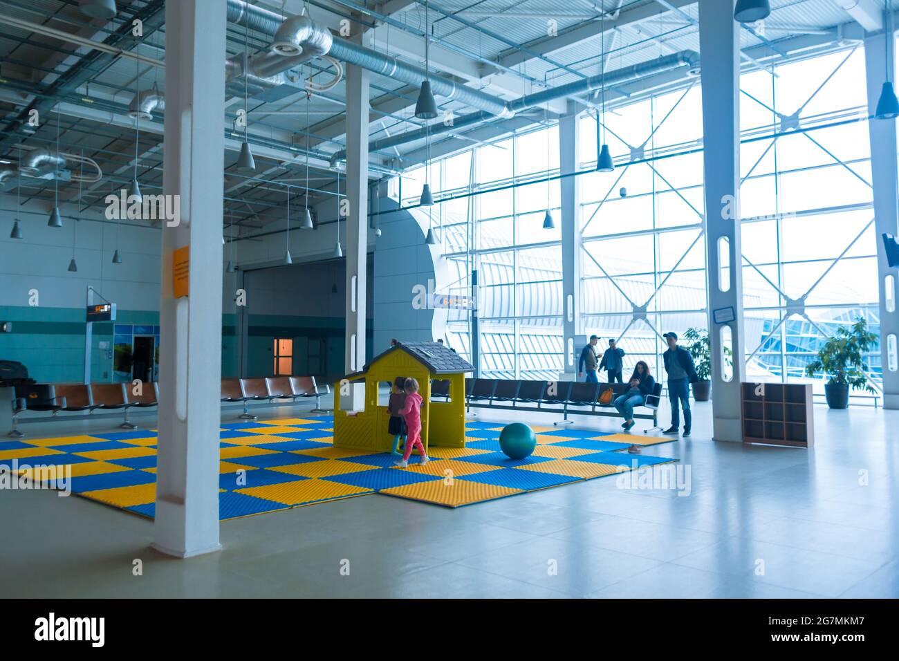 Kinderspielplatz in der Flughafenlounge. Unterhaltung für Kinder während des Wartens auf den Flug. Lviv, Ukraine - 05.15.2019 Stockfoto
