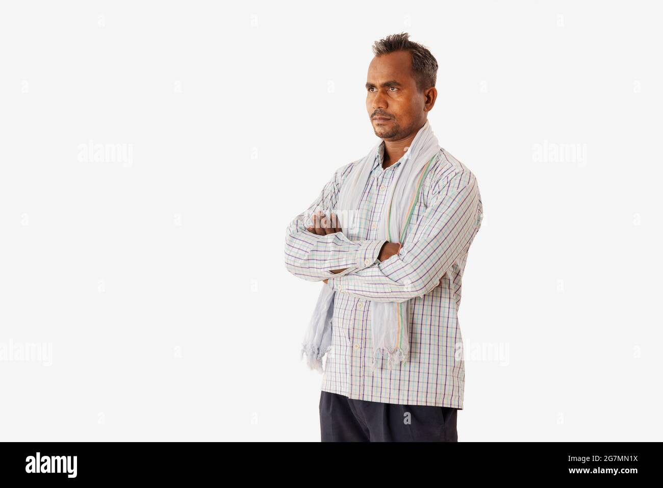 EIN ARBEITER, DER MIT GEFALTETEN ARMEN OBEN STEHT Stockfoto