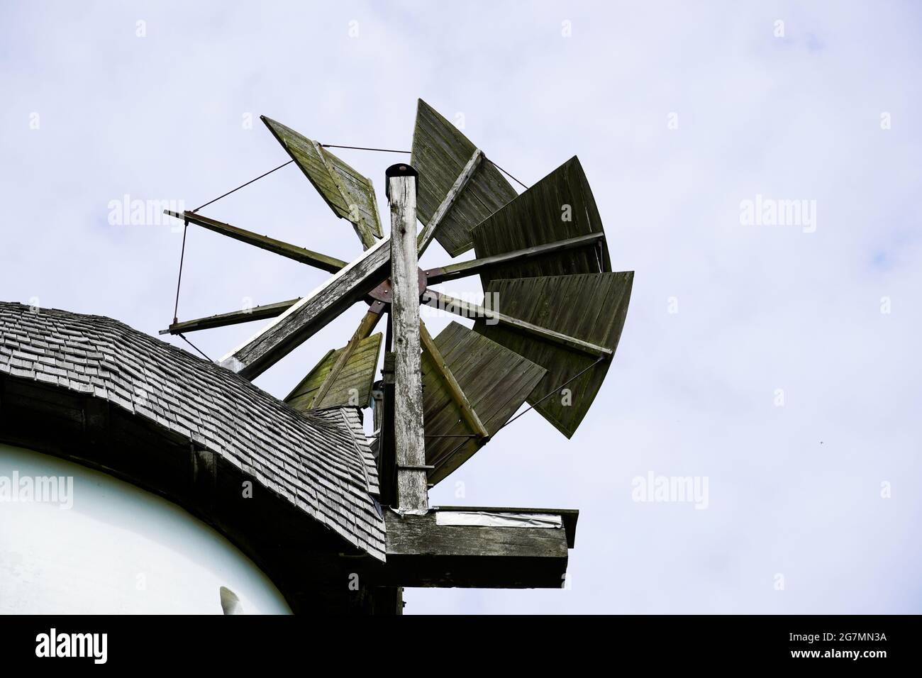 Nahaufnahme einer Windkraftanlage auf einer alten Mühle. Holzkonstruktion eines Rades für die Nutzung von Windenergie. Stockfoto