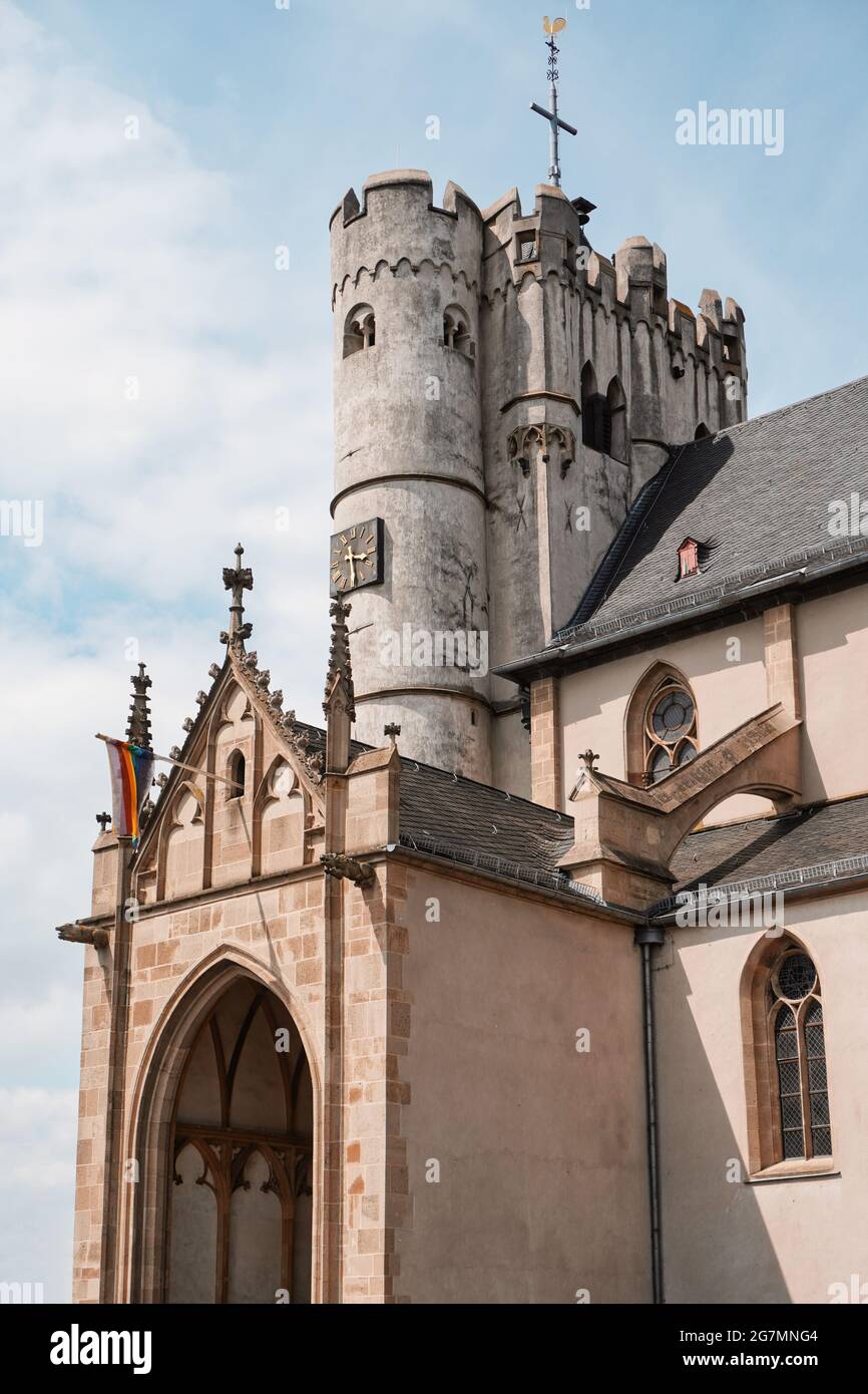 Dom in Münstermaifeld, Rheinland-Pfalz, Deutschland. Mittelalterliche Kirche St. Martin und St. Severus aus der spätromanischen, frühgotischen Zeit. Stockfoto