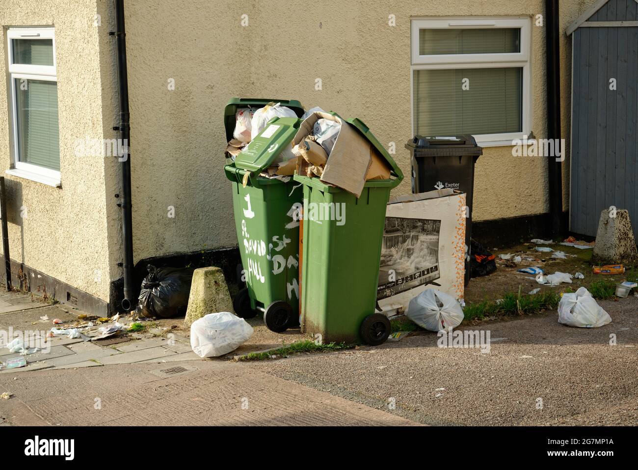 Überfließende Abfalleimer in Exeter, Devon, Großbritannien Stockfoto