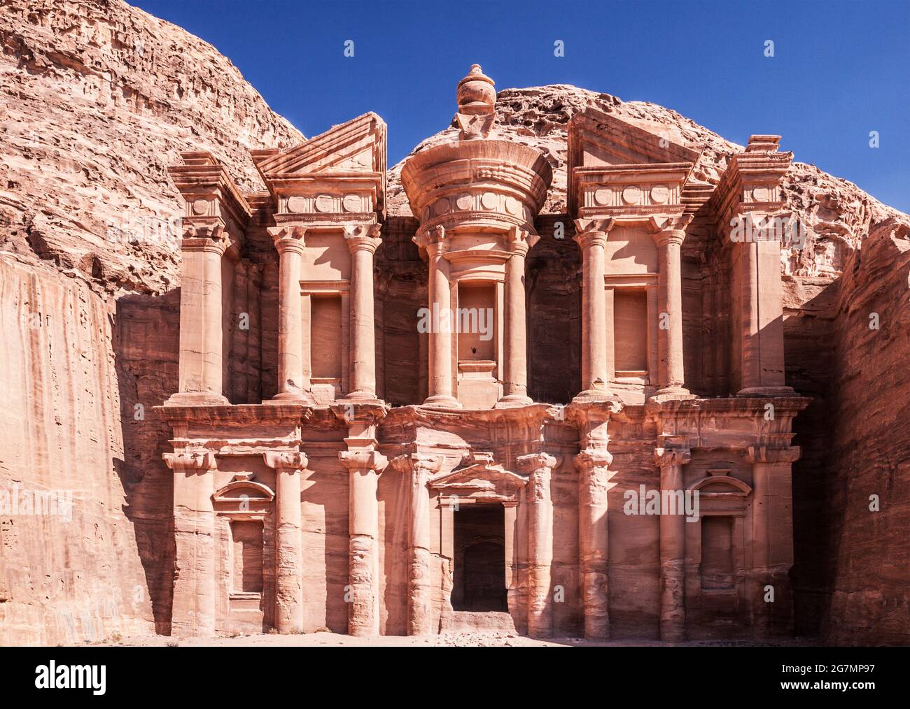 Das Kloster oder Ad-Deir in Petra, Jordanien. Stockfoto