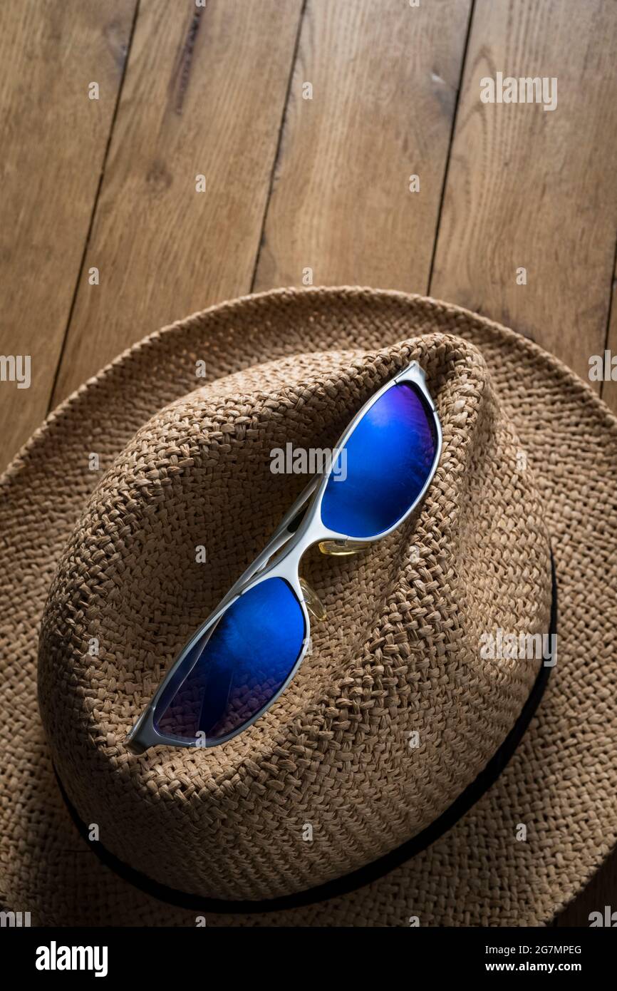 Strohhut und Sonnenbrille. Stockfoto