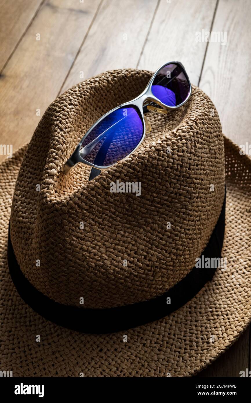 Strohhut und Sonnenbrille. Stockfoto