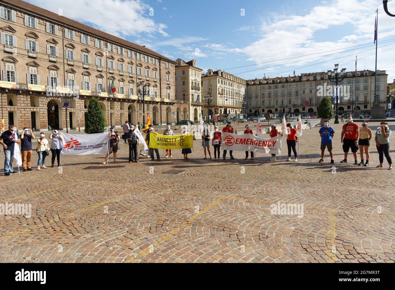 Turin, Italien. Juli 2021. Menschen aus NGOs demonstrieren gegen die Abkommen zwischen Italien und Libyen. Laut Amnesty International im Jahr 2020 hat die libysche Küstenwache mehr als 10,000 Flüchtlinge und Migranten auf See abgefangen und sie nach Libyen zurückgebracht, wo sie gewaltsam verschwindendem Tod, willkürlicher und unbestimmter Haft, Folter, Zwangsarbeit und Erpressung ausgesetzt waren. Quelle: MLBARIONA/Alamy Live News Stockfoto