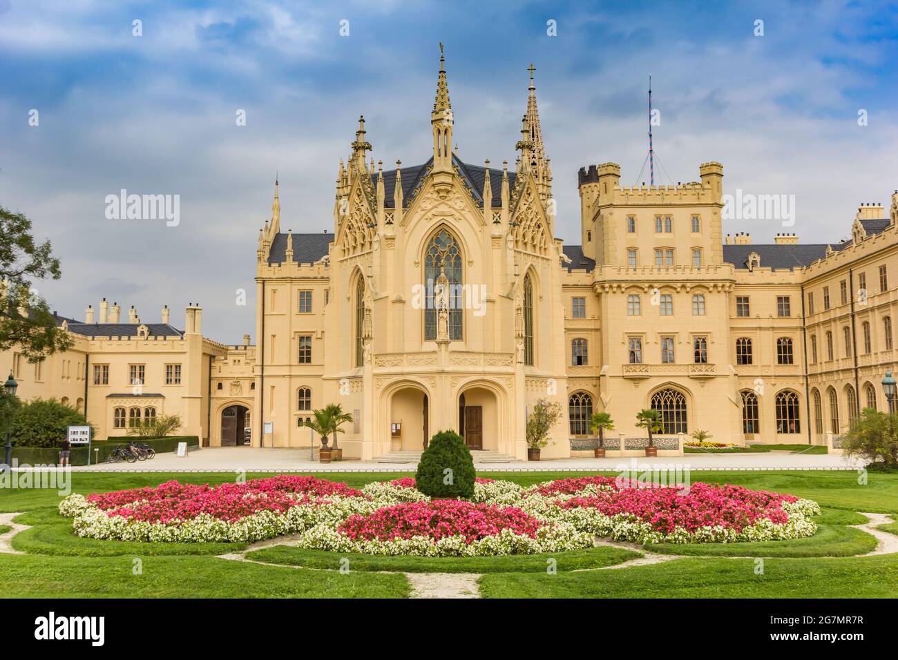 Blumen und Fassade des Schlosses in Lednice, Tschechische Republik Stockfoto