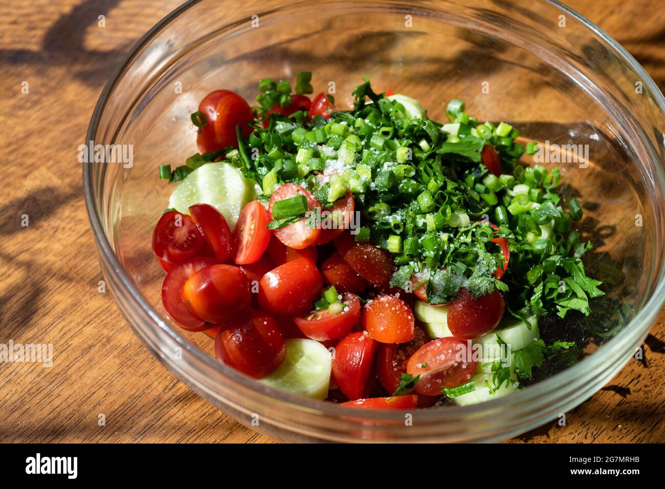 Gemüsesalat in einer Glasschüssel auf einem Holztisch Stockfoto