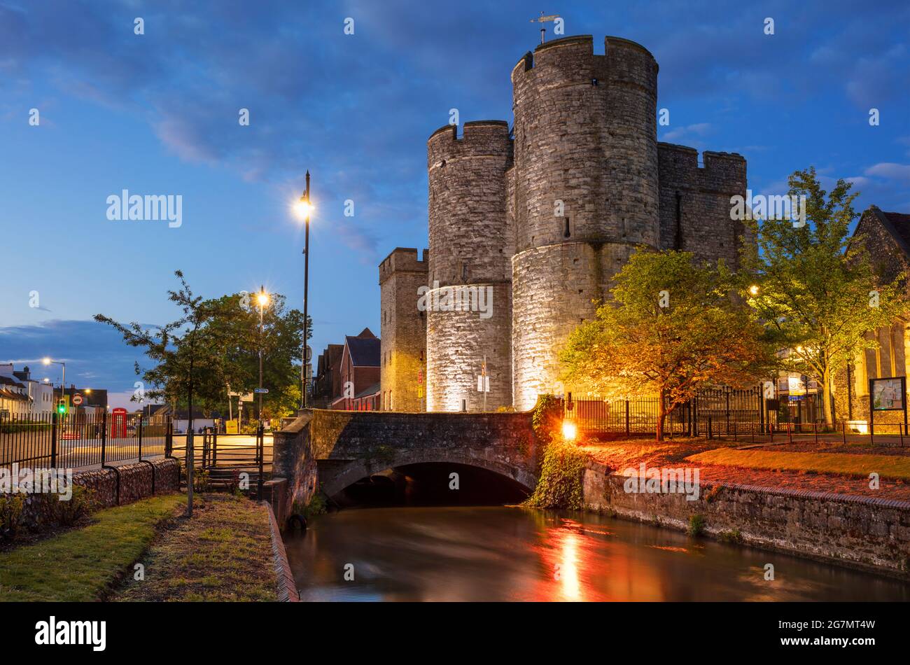 Canterbury Kent Westgate Towers ein mittelalterliches Tor Westgate Gardens Great Stour River bei Nacht Canterbury Kent England GB Europa Stockfoto