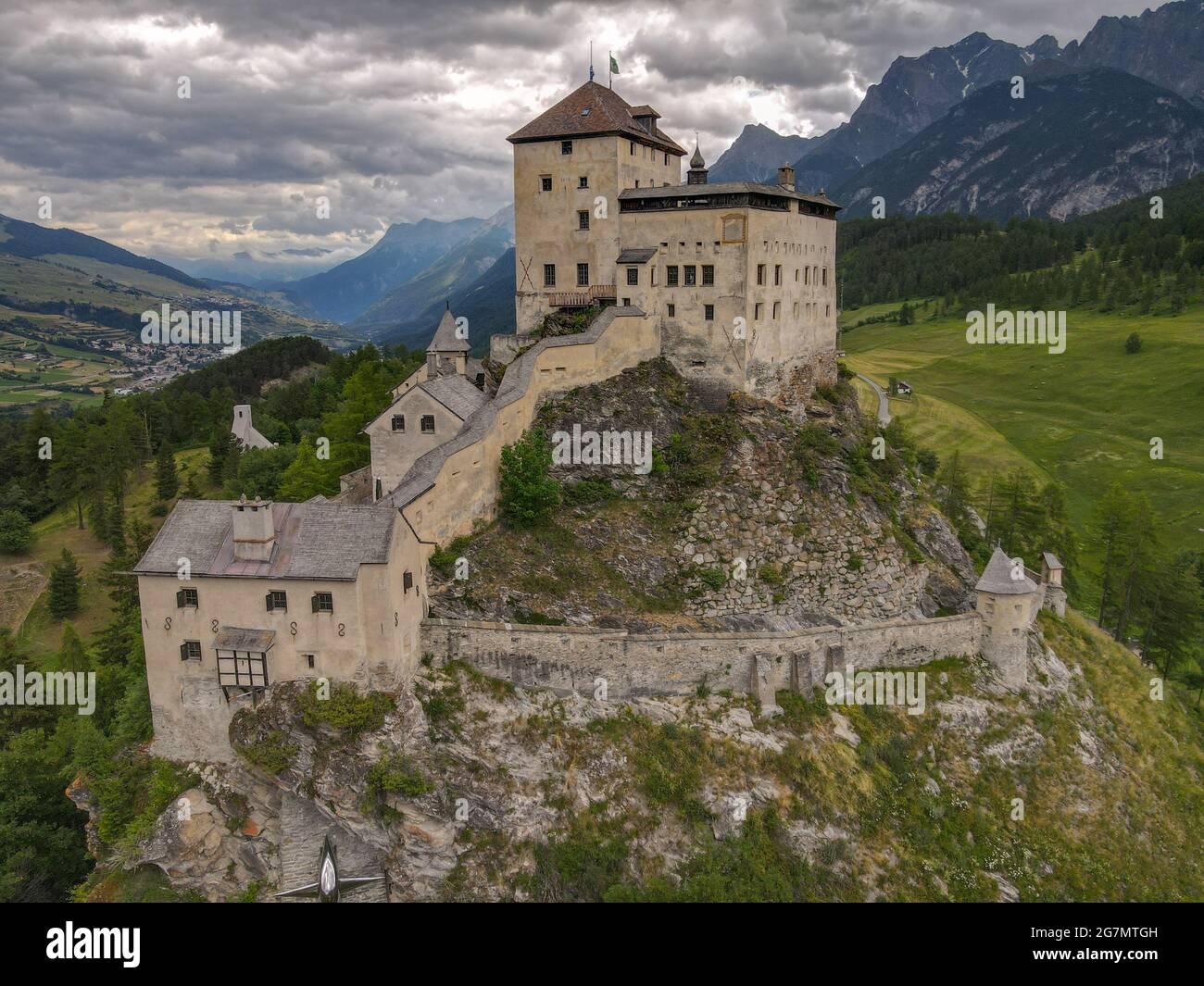 Drohnenansicht auf Schloss Tarasp auf den Schweizer alpen Stockfoto