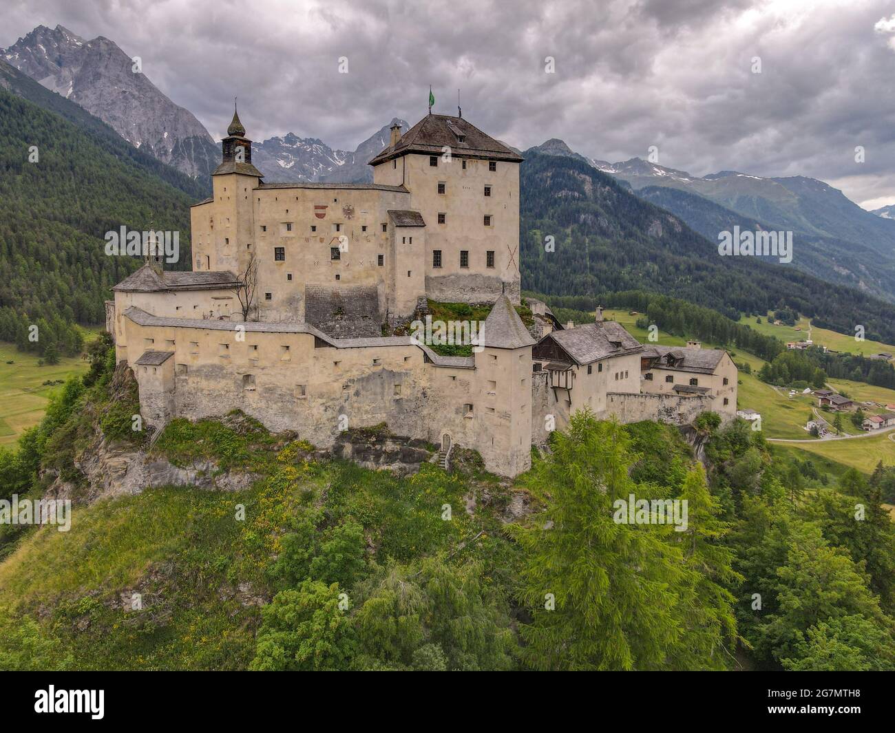 Drohnenansicht auf Schloss Tarasp auf den Schweizer alpen Stockfoto