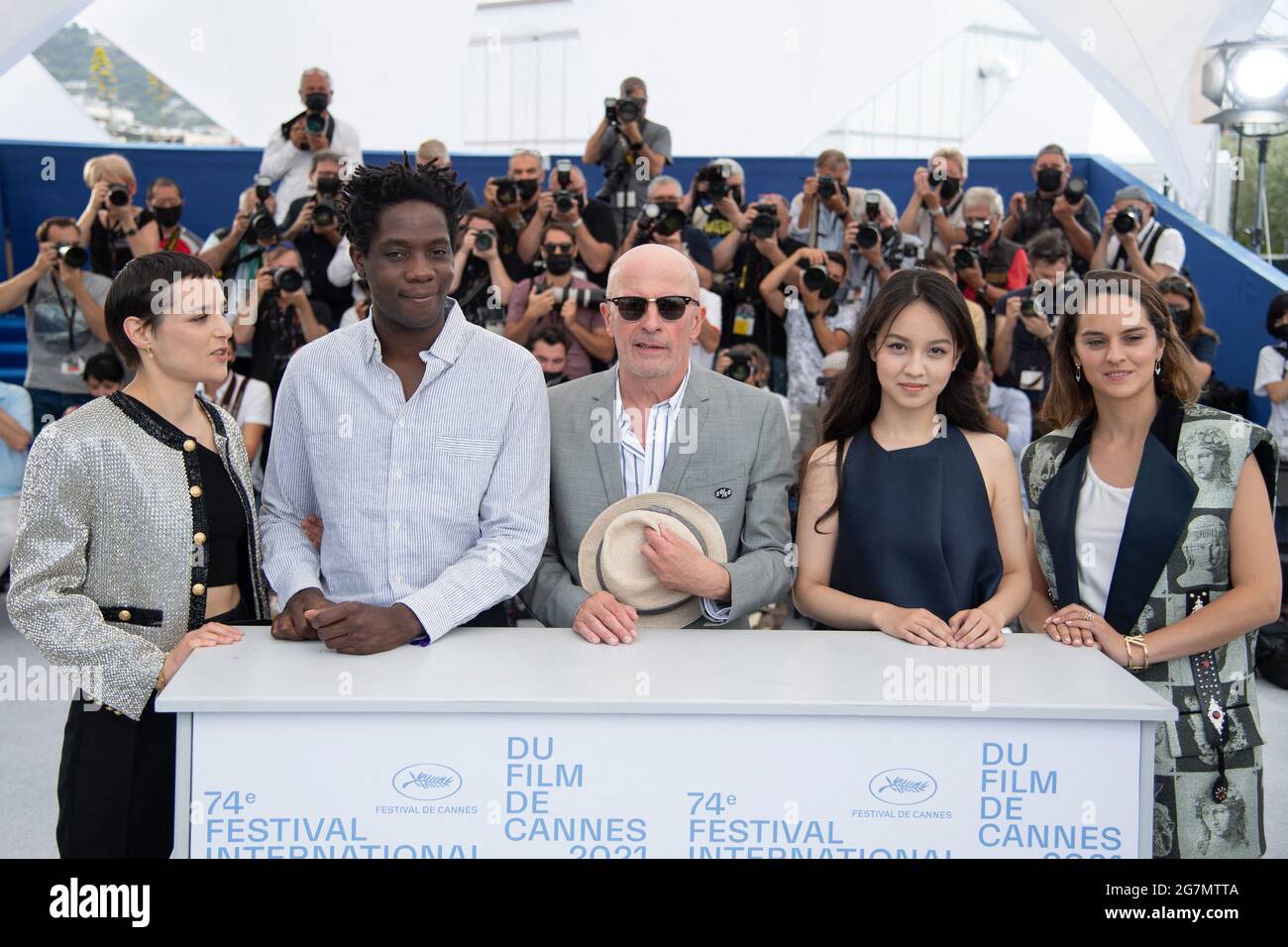 Noemie Merlant, Lucie Zhang, Jacques Audiard, Makita Samba, Jehnny Beth, Teilnahme an der 13. Fotoalle in Paris im Rahmen der 74. Internationalen Filmfestspiele von Cannes am 15. Juli 2021 in Cannes, Frankreich. Foto von Aurore Marechal/ABACAPRESS.COM Stockfoto