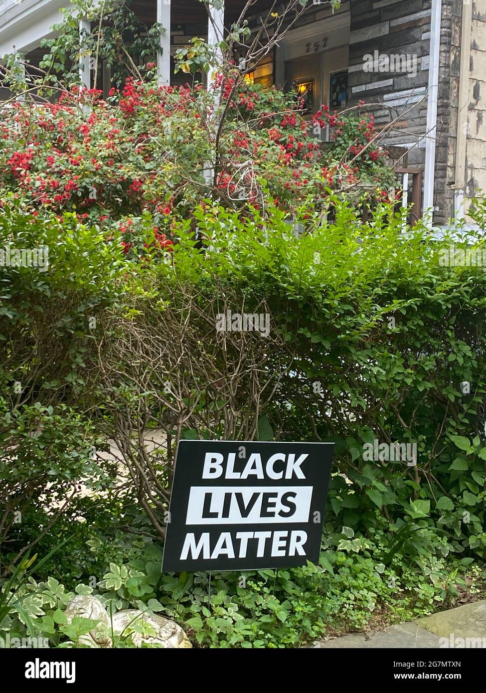 Prospect Park South Nachbarschaft mit Black Lives Matter Erklärung auf dem vorderen Rasen eines Hauses in Brooklyn, New York. Stockfoto