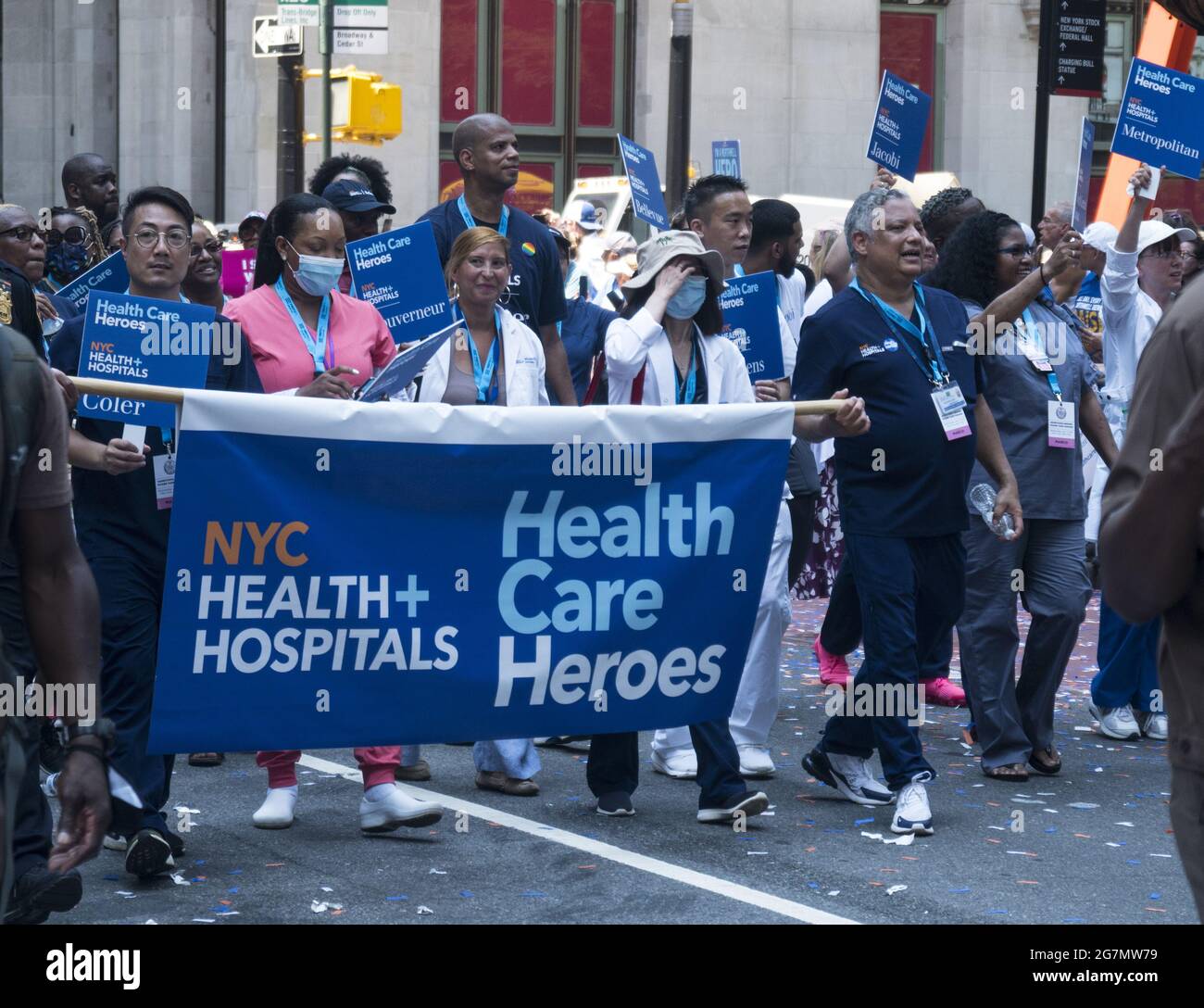 Wichtige Mitarbeiter, die New York City durch die COVID-19-Pandemie geholfen haben, wurden mit einer besonderen Parade auf dem Canyon of Heroes entlang des Broadway in Lower Manhattan geehrt Stockfoto