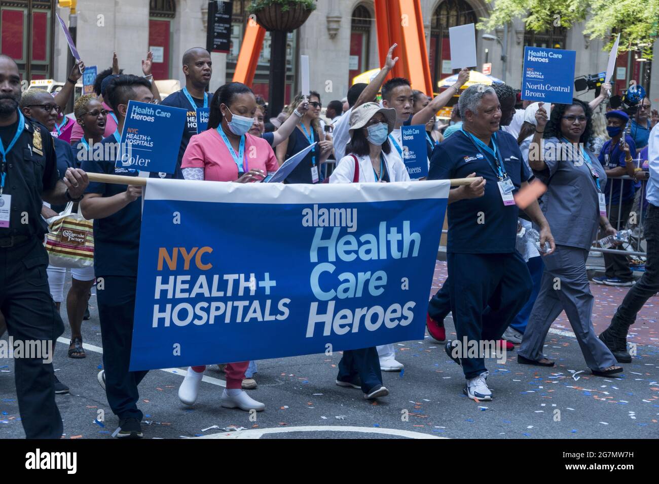 Wichtige Mitarbeiter, die New York City durch die COVID-19-Pandemie geholfen haben, wurden mit einer besonderen Parade auf dem Canyon of Heroes entlang des Broadway in Lower Manhattan geehrt Stockfoto