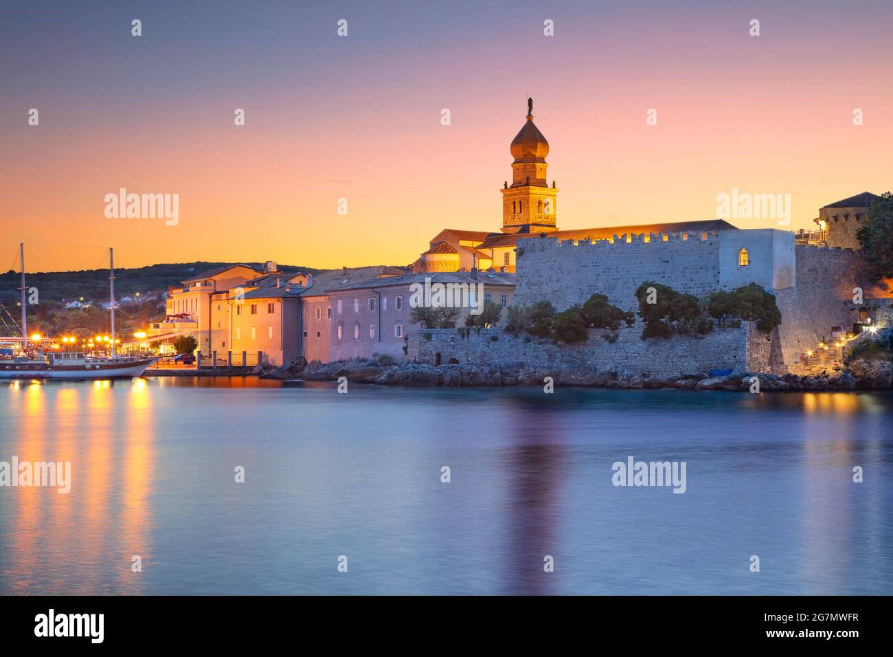 Stadt Krk, Kroatien. Stadtbild von Krk, Kroatien das Hotel liegt auf der Insel Krk mit der Kathedrale von Krk bei Sonnenuntergang im Sommer. Stockfoto