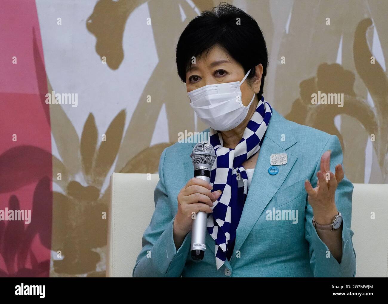 (210715) -- Tokio, 15. Juli 2021 (Xinhua) -- der Gouverneur von Tokio, Yuriko Koike, spricht während eines Treffens mit dem Präsidenten des Internationalen Olympischen Komitees (IOC), Thomas Bach, am 15. Juli 2021 in Tokio, Japan. (Foto von Christopher Jue/Xinhua) Stockfoto