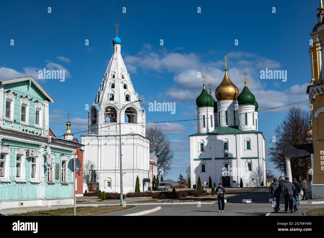 KOLOMNA, RUSSLAND - 23. MÄRZ 2020: Platz der Kathedrale und Kirchen und Tempel im Sommer im Kolomna Kreml in Kolomna, Russland Stockfoto